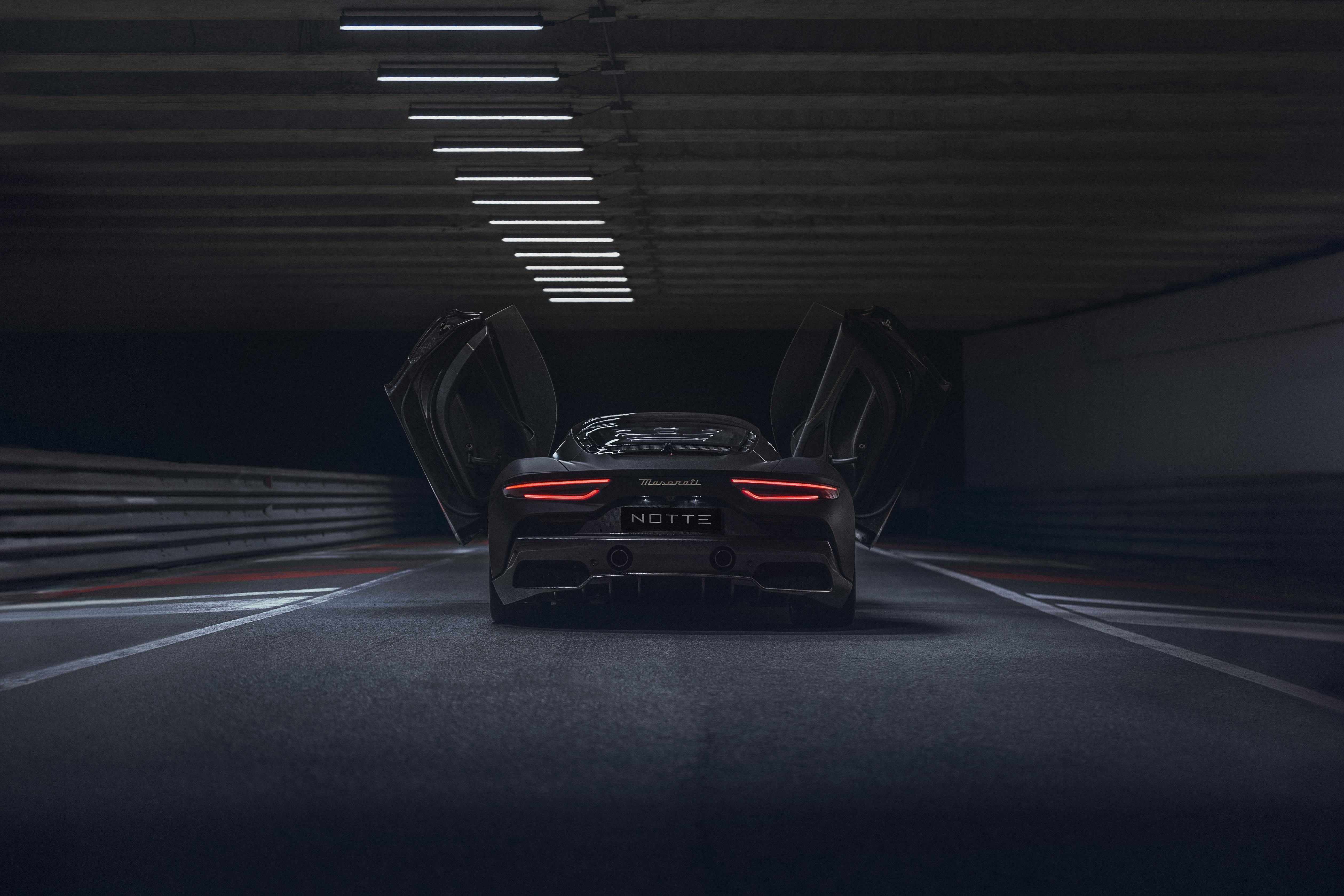 圖7-MC20 的首款限量版車型結合賽道激情與黑夜魅力，將極致性能、義式優雅以及夜幕的專屬神秘感完美融合